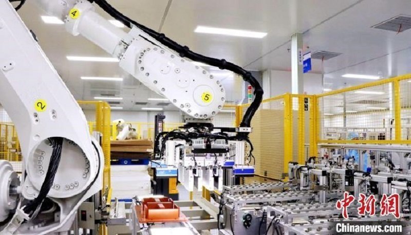 圖為資料圖，海辰儲(chǔ)能自動(dòng)分檔打包機(jī)器人。?曾欣平供圖